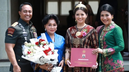 Panglima TNI Jenderal Andika & Istri Sampai Nangis Anak jadi Dokter Muda Lulusan UGM