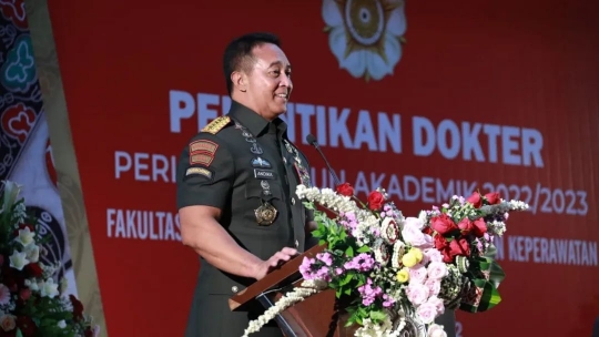 Panglima TNI Jenderal Andika & Istri Sampai Nangis Anak jadi Dokter Muda Lulusan UGM