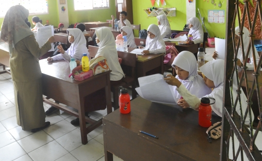 Potret Murid SDN Pondokcina 1 Ujian PAS Setelah Hampir Dua Bulan Belajar Tanpa Guru