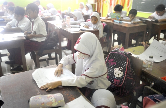 Potret Murid SDN Pondokcina 1 Ujian PAS Setelah Hampir Dua Bulan Belajar Tanpa Guru