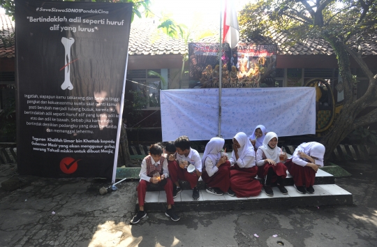 Potret Murid SDN Pondokcina 1 Ujian PAS Setelah Hampir Dua Bulan Belajar Tanpa Guru