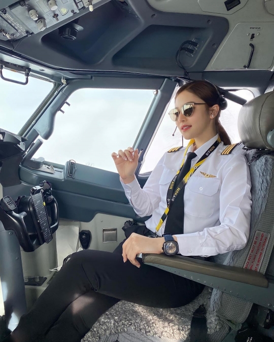 Pesona Pilot Wanita April Evelyn Bikin Ogah Kedip, Cantik Banget Bak Boneka Hidup