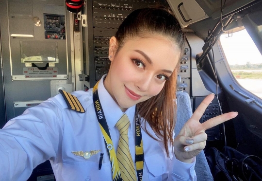 Pesona Pilot Wanita April Evelyn Bikin Ogah Kedip, Cantik Banget Bak Boneka Hidup