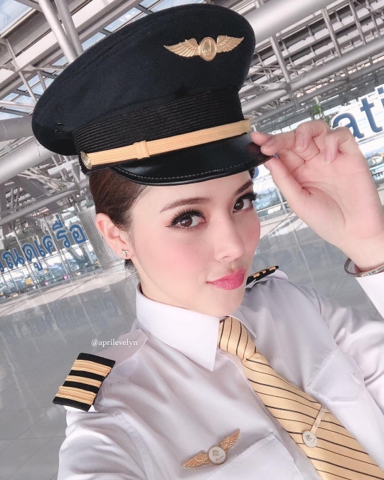 Pesona Pilot Wanita April Evelyn Bikin Ogah Kedip, Cantik Banget Bak Boneka Hidup