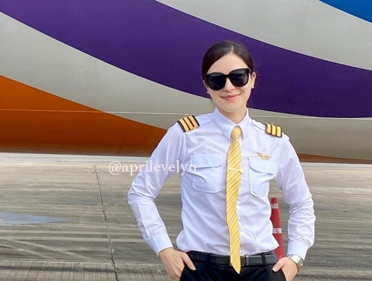 Pesona Pilot Wanita April Evelyn Bikin Ogah Kedip, Cantik Banget Bak Boneka Hidup