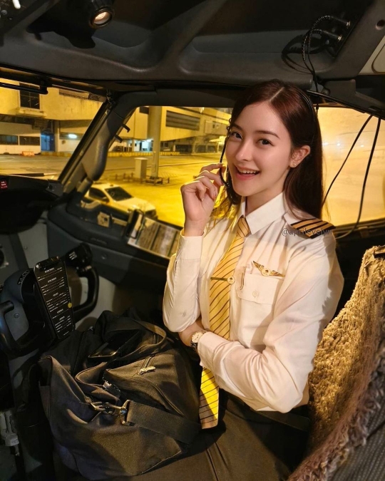 Pesona Pilot Wanita April Evelyn Bikin Ogah Kedip, Cantik Banget Bak Boneka Hidup