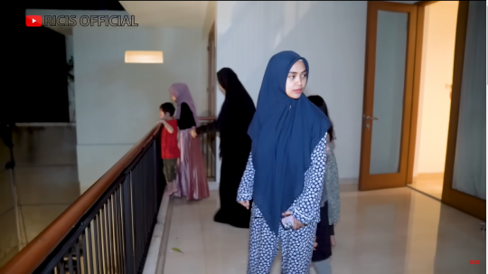 Momen Oki Setiana Dewi Room Tour di Rumah Baru Ria Ricis, Dilengkapi Kolam Renang