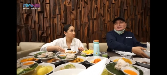 Potret Nagita Slavina Ngaku Lagi Diet tapi Lahap Banget Pas Makan di RM Padang