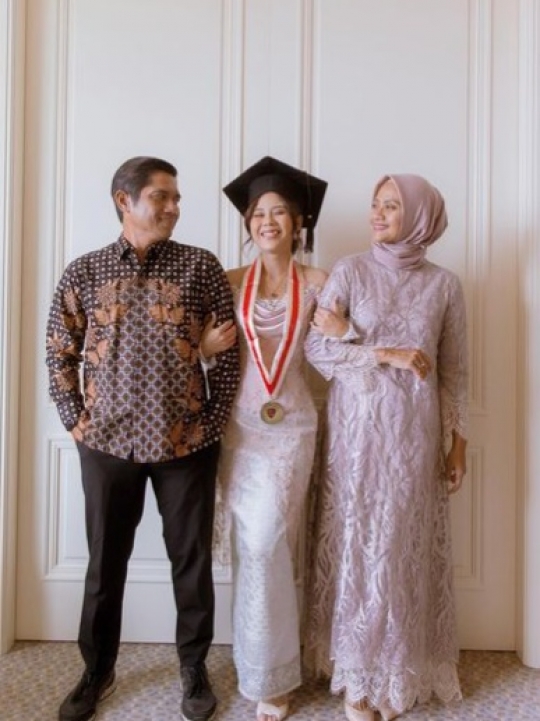 Detail Kebaya Nadin Amizah di Wisuda jadi Perhatian, Ini Potretnya