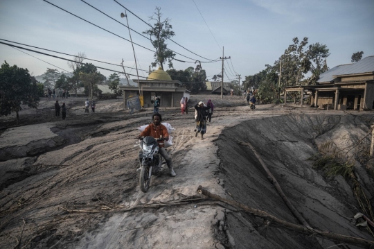 Upaya Warga Selamatkan Barang Berharga Usai Erupsi Dahsyat Semeru