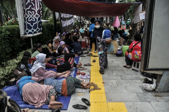 Nestapa Warga Kampung Bayam Kembali Dirikan Tenda Darurat di Balai Kota