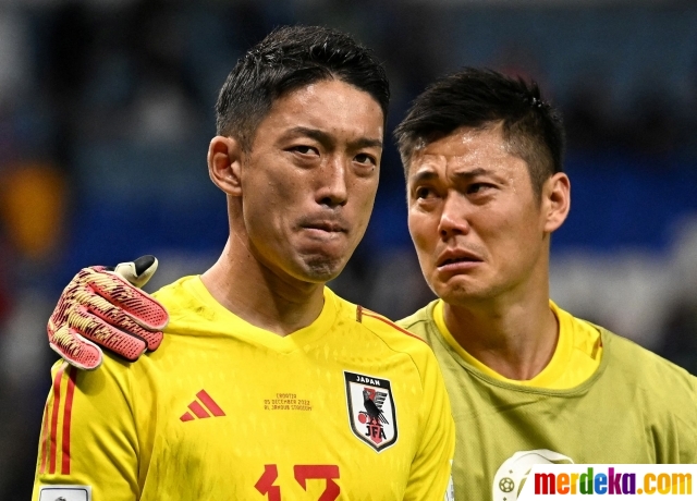 Pertandingan babak 16 besar Piala Dunia 2022 berakhir dengan kemenangan Kroasia lewat drama adu penalti. Tangis Shuichi Gonda dan Eiji Kawashima dengan para pemain lainnya pun pecah setelah timnya tersingkir dari Piala Dunia 2022 usai dipaksa kalah oleh Kroasia.




