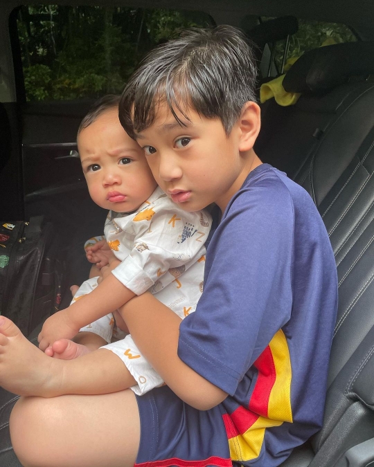Gemas! Momen Rafathar Gendong Sang Adik, Rayyanza Mau Ikut 'Aa' Sekolah