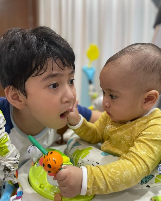 Gemas! Momen Rafathar Gendong Sang Adik, Rayyanza Mau Ikut 'Aa' Sekolah