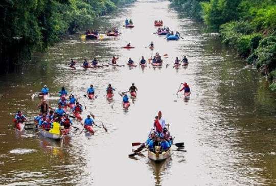 Gaya Santai Menteri Basuki Bareng Pj Gubernur DKI saat 'Belah' Sungai Ciliwung