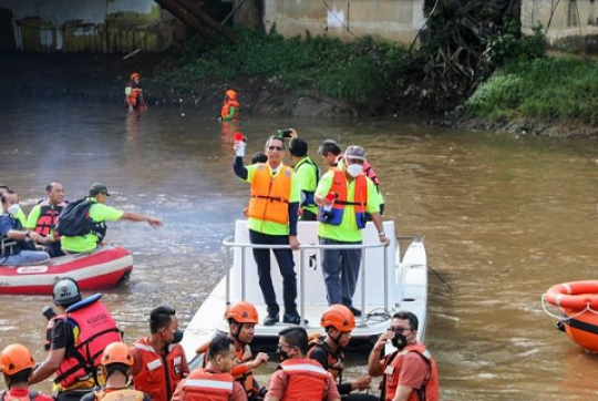 Gaya Santai Menteri Basuki Bareng Pj Gubernur DKI saat 'Belah' Sungai Ciliwung