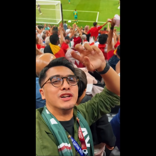 Momen Keseruan Ricky Harun Nonton Piala Dunia di Qatar, Penampilannya Curi Perhatian