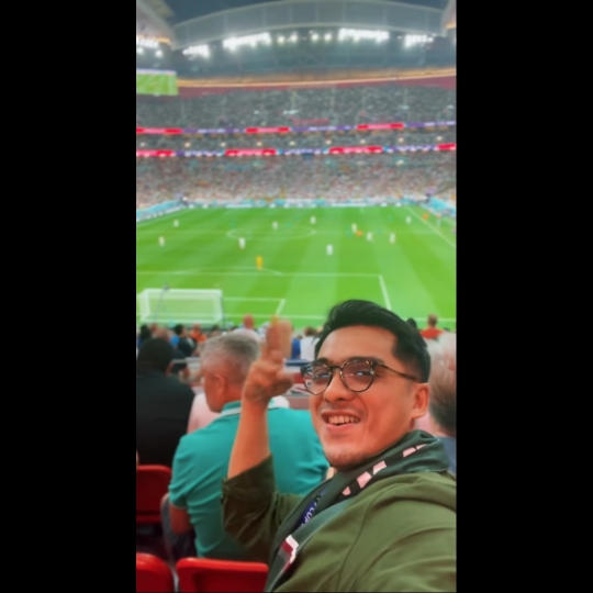 Momen Keseruan Ricky Harun Nonton Piala Dunia di Qatar, Penampilannya Curi Perhatian