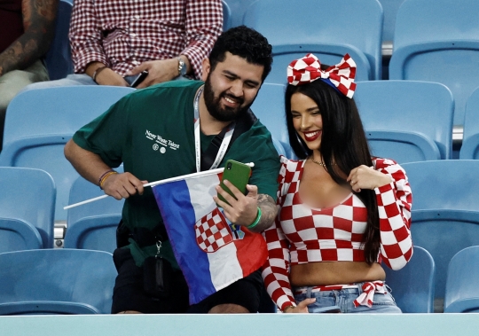 Penampilan Model Seksi Ivana Knoll yang Menghebohkan Tribun Piala Dunia 2022