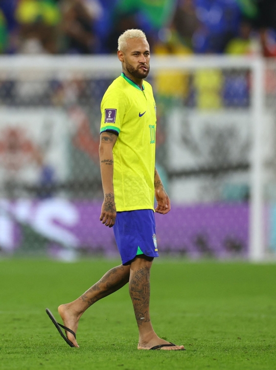 Gaya Santai Neymar Bersandal Jepit Saat Selebrasi