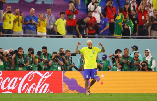 Gaya Santai Neymar Bersandal Jepit Saat Selebrasi