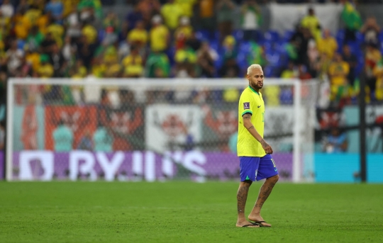 Gaya Santai Neymar Bersandal Jepit Saat Selebrasi