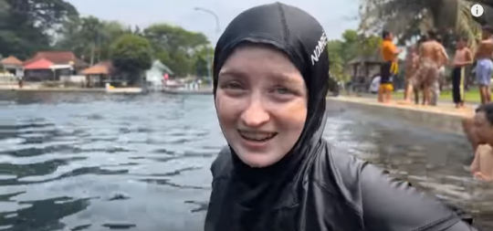 Potret Ulya Bule Cantik Asal Rusia Berenang Bareng Suami Bikin Salfok, 'Sangat Sopan'