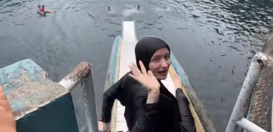 Potret Ulya Bule Cantik Asal Rusia Berenang Bareng Suami Bikin Salfok, 'Sangat Sopan'