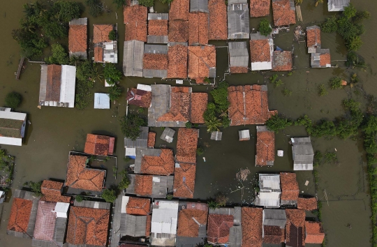 Potret Puluhan Rumah di Karawang Terendam Banjir