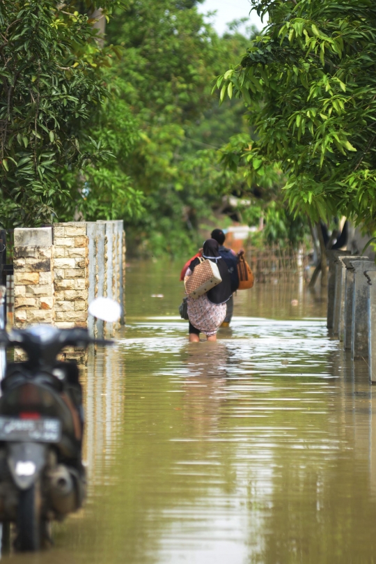 Potret Puluhan Rumah di Karawang Terendam Banjir