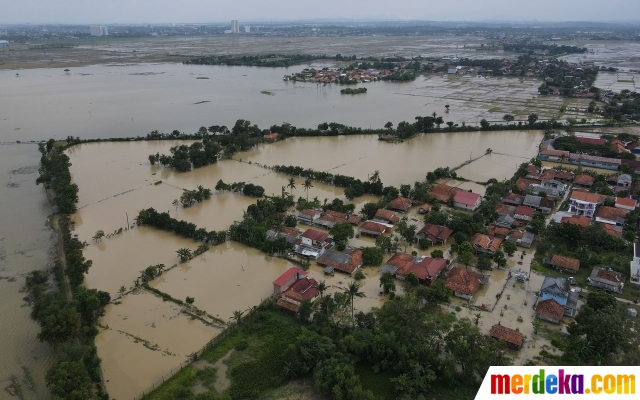 Foto : Potret Puluhan Rumah Di Karawang Terendam Banjir | Merdeka.com