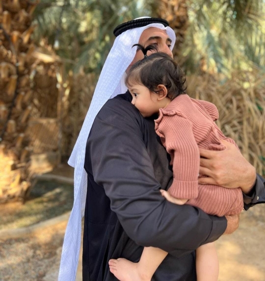 Lucu dan Menggemaskan, Ini 5 Potret Baby Guzel Anak Ali Syakieb saat Ikut Umrah