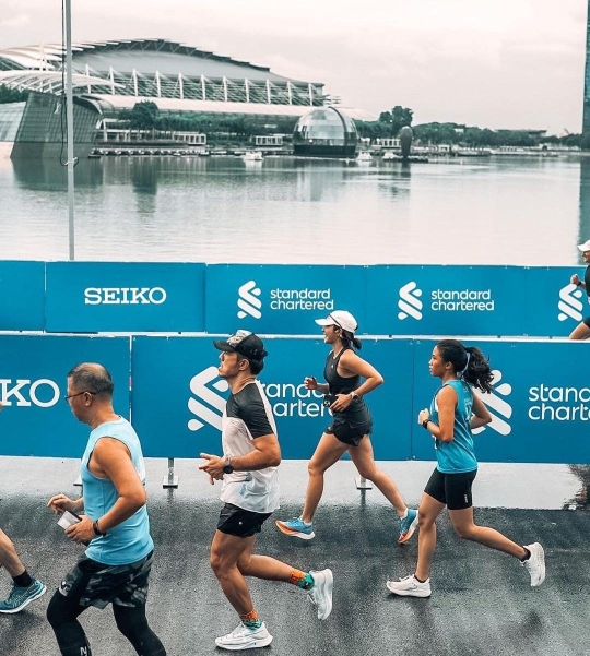 6 Potret Gisel dan Pacar Gantengnya Ikut Singapore Marathon Sukses Curi Perhatian