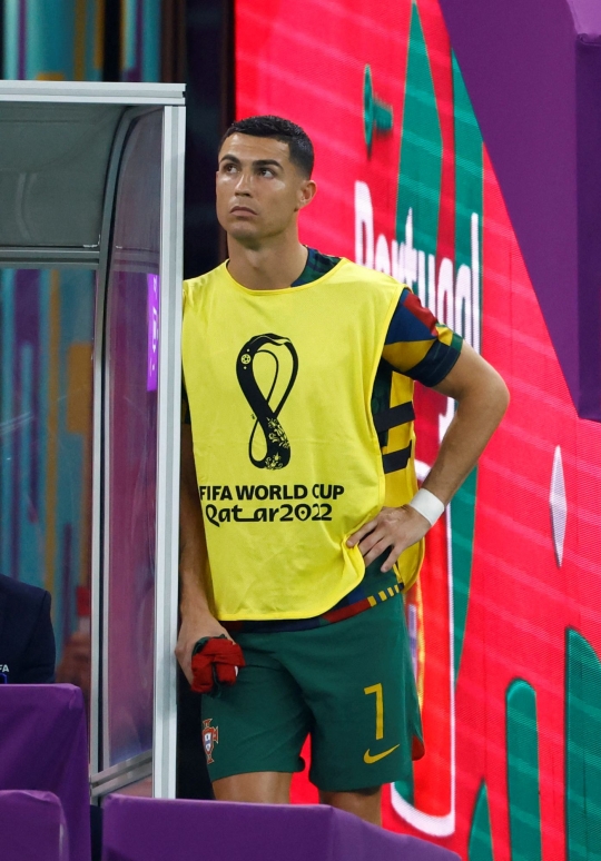 Ekspresi Cristiano Ronaldo Menunggu Panggilan Bermain di Bangku Cadangan Piala Dunia