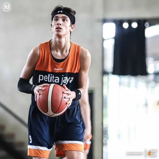 Potret Eddy Meijer Anak Maudy Koesnaedi Latihan Basket, Penampilannya Bikin Salfok