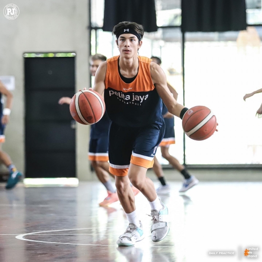 Potret Eddy Meijer Anak Maudy Koesnaedi Latihan Basket, Penampilannya Bikin Salfok