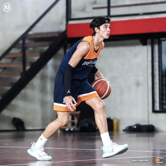 Potret Eddy Meijer Anak Maudy Koesnaedi Latihan Basket, Penampilannya Bikin Salfok