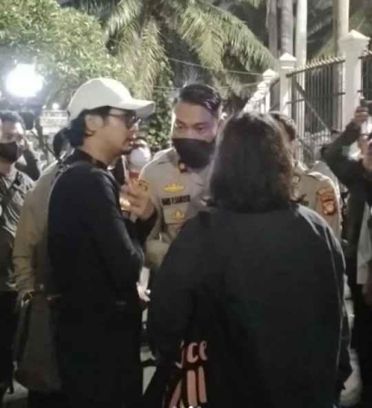Aksi Kemah Depan DPR Bertahan Hingga Malam, Berulang Kali Disuruh Polisi Bubar