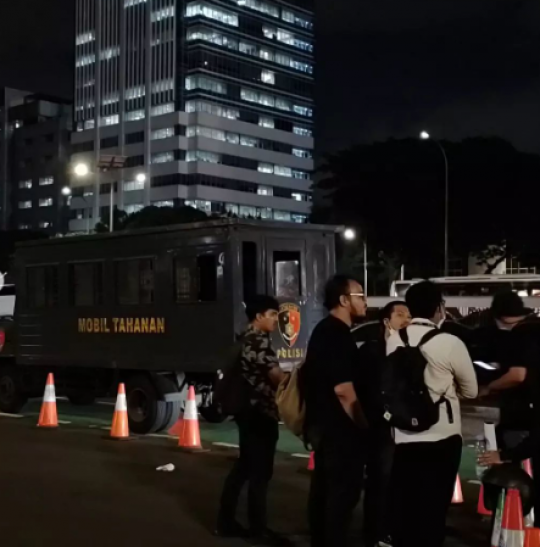 Aksi Kemah Depan DPR Bertahan Hingga Malam, Berulang Kali Disuruh Polisi Bubar
