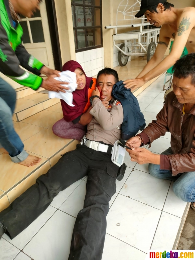 Kapolrestabes Bandung Kombes Aswin Sipayung menyebut tiga anggota Polsek Astana Anyar Bandung terluka akibat bom bunuh diri. Aswin menyebut, ketiga anggota Polri yang terluka sudah dilarikan ke rumah sakit untuk mendapatkan perawatan.
