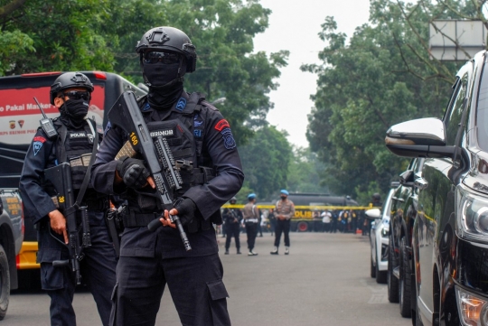 Pengamanan Ketat Brimob Setelah Ledakan Bom di Polsek Astana Anyar