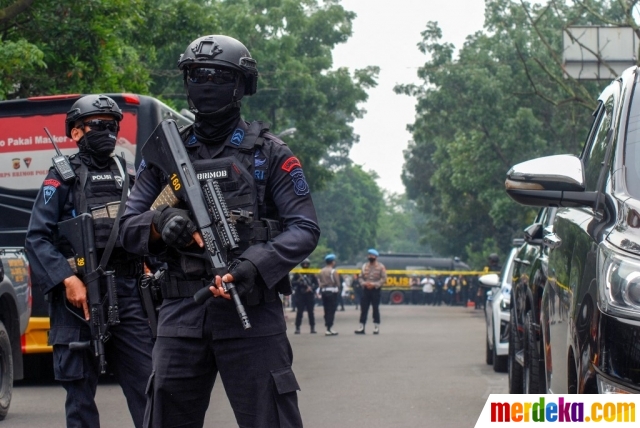 Polisi bersenjata laras panjang melakukan mengamankan lokasi bom bunuh diri di luar kantor polisi sektor Astana Anyar di Bandung, Jawa Barat, Rabu (7/12/2022).