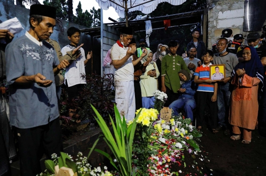 Kesedihan Istri dan Anak Polisi Korban Serangan Bom di Polsek Astana Anyar