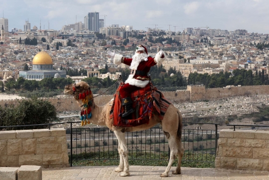 Aksi Sinterklas Palestina Hadirkan Keceriaan Natal di Yerusalem