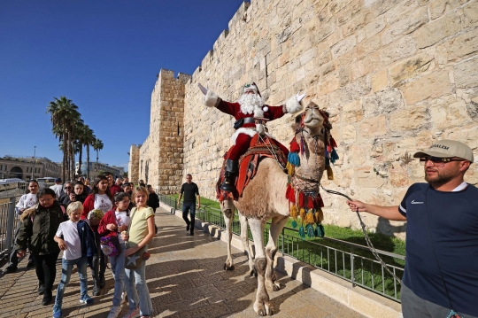 Aksi Sinterklas Palestina Hadirkan Keceriaan Natal di Yerusalem