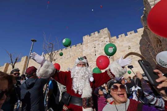 Aksi Sinterklas Palestina Hadirkan Keceriaan Natal di Yerusalem