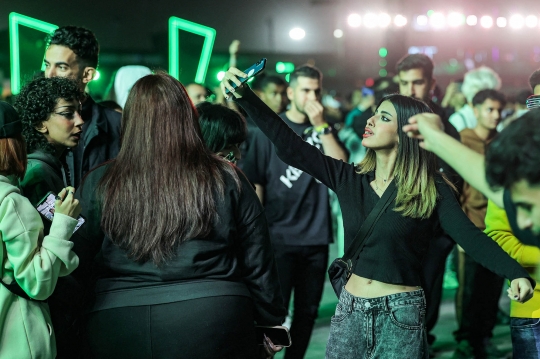 Potret Muda-mudi Arab Saudi Terbius Keseruan Festival Musik Soundstorm 2022