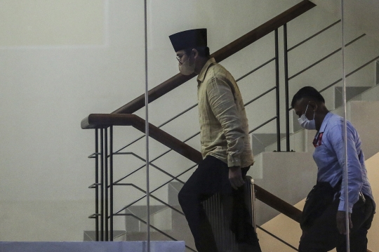 Ekspresi Bupati Bangkalan Ditahan KPK Terkait Korupsi Lelang Jabatan