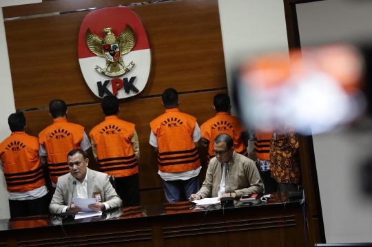 Ekspresi Bupati Bangkalan Ditahan KPK Terkait Korupsi Lelang Jabatan