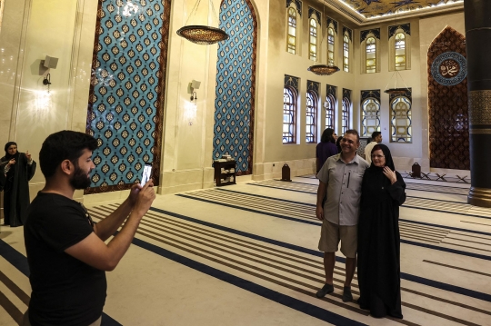 Potret Turis Piala Dunia Antusias Mengenal Islam di Masjid Biru Doha